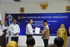 Bupati Imron Serahkan Laporan Keuangan TA 2023 ke BPK Jabar