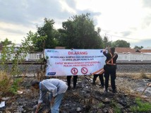 PT KAI Larang Warga Buang dan Bakar Sampah di Jalur Kereta Api