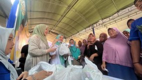 Pasar Murah di Kampung Peguyuban, Siti Farida Kenalkan Keunggulan Tiga Kartu IDOLA