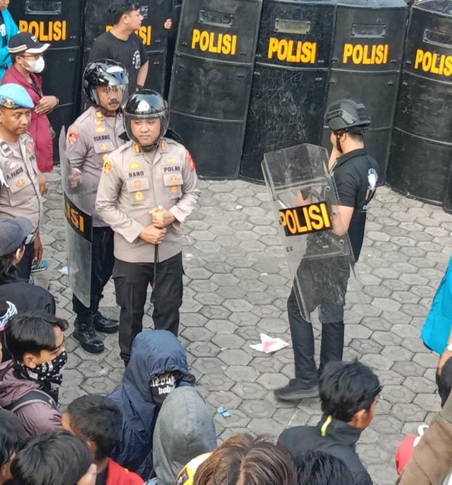 Demo Mahasiswa Cirebon Berjalan Kondusif, Kapolres Rano Jadi Penyejuk