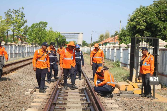 KAI Daop 3 Cirebon Laksanakan Pemeriksaan Lintas Berkala untuk Perjalanan Kereta yang Aman