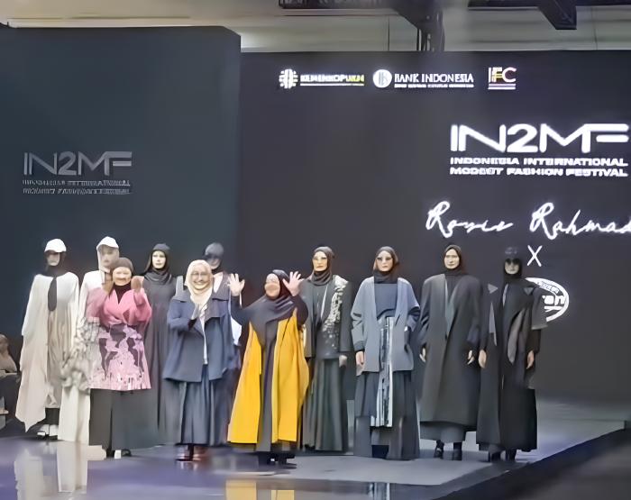 Batik Hafiyan Tampil Mewah di IN2MF 2024, Kolaborasi dengan Rosie Rahmadi Curi Perhatian