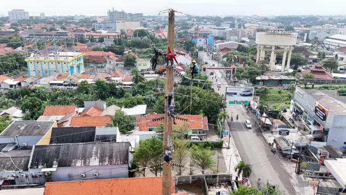 Pastikan Pasokan Listrik Nataru Aman, PLN UPT Cirebon Perbaiki 85 Tower Transmisi