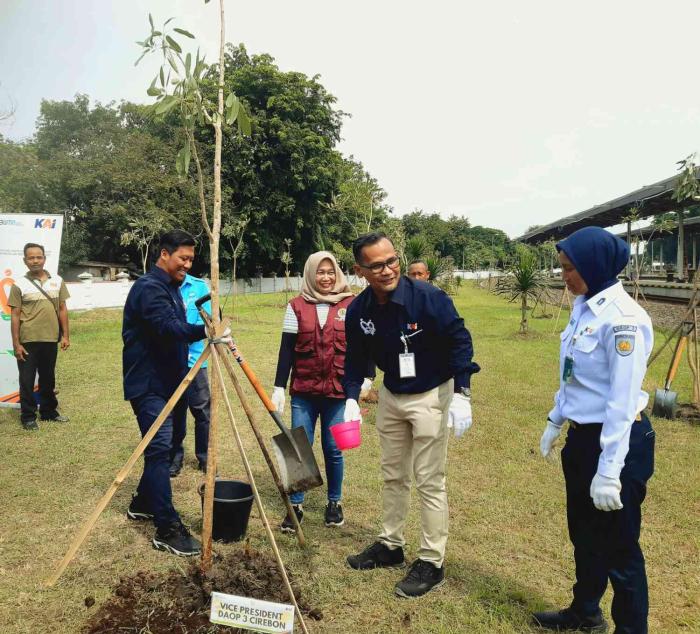 KAI Daop 3 Cirebon Wujudkan ESG Melalui Penanaman 200 Pohon