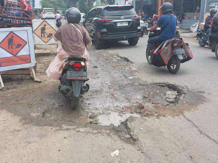 Kondisi Jalan Ciremai Raya Perumnas Kian Memprihatinkan, Pengendara Motor Sering Terpeleset Saat Hujan