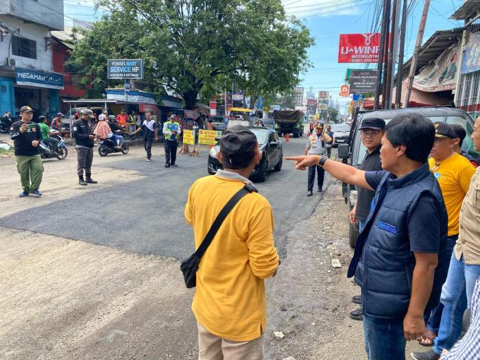 Bye-Bye Jalan Berlubang! Wali Kota Cek Langsung Pengaspalan Jalan Ciremai Raya