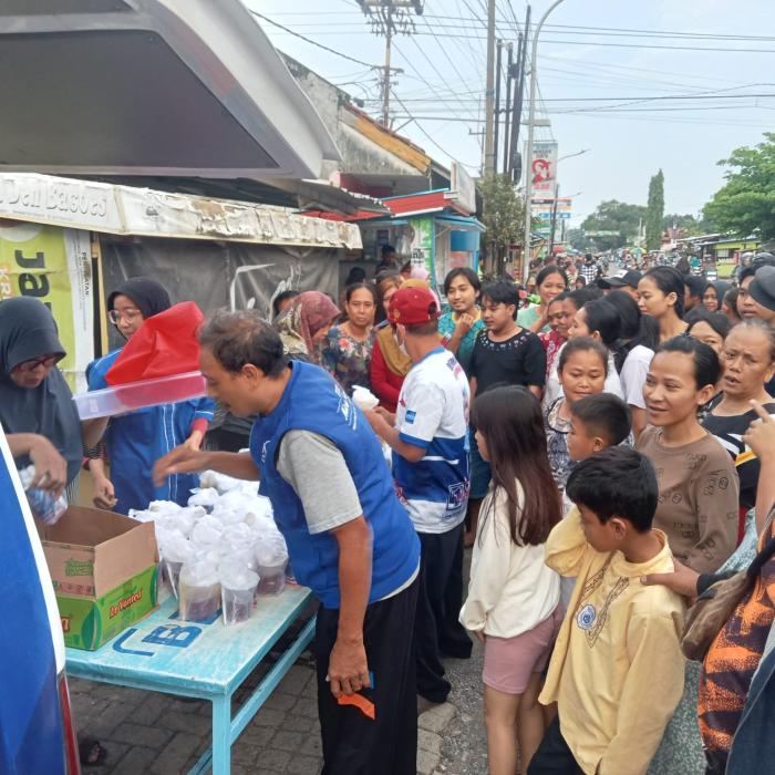 Partai Demokrat Kabupaten Cirebon dan Hero Center Berbagi Takjil di Tiga Wilayah