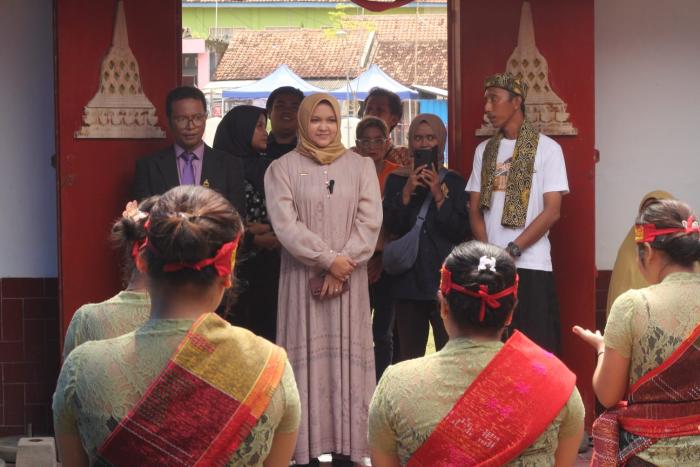 Sophi Zulfia Hadiri Acara Nyapu Jagat dan Workshop Gerabah di Ciledug